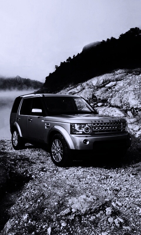 Range rover в горах у реки обои