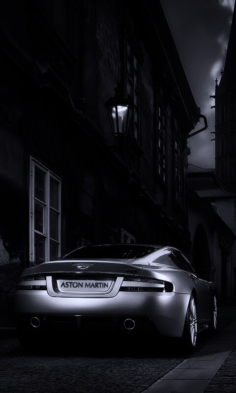 Aston Martin в старинном городе обои