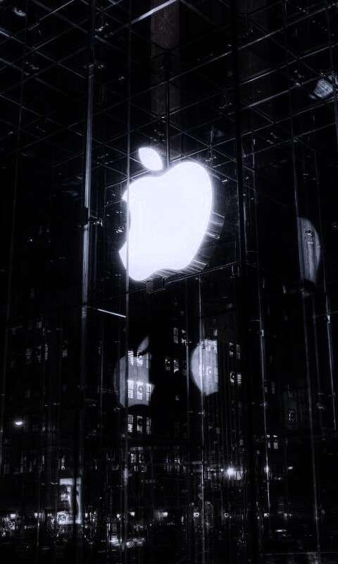Отражение логотипа Apple в стеклянном здании обои