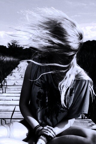 Девушка и ветер обои