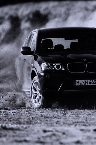 Кроссовер BMW в заносе обои