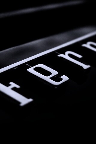 Хромированный логотип Ferrari обои