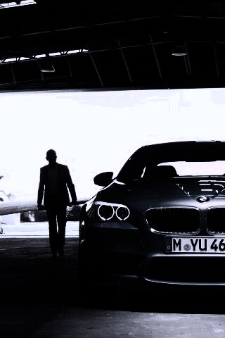 BMW F10 в ангаре обои