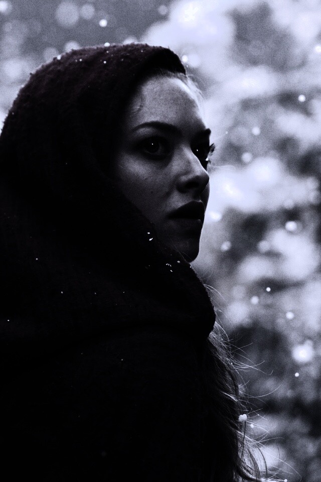 Amanda Seyfried in Red Riding Hood обои