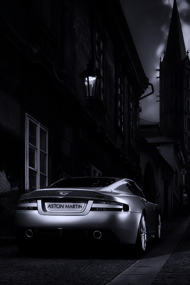 Aston Martin в старинном городе обои