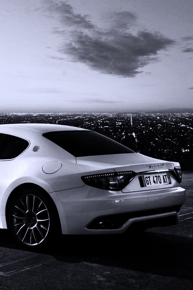 Maserati Granturismo на фоне города обои