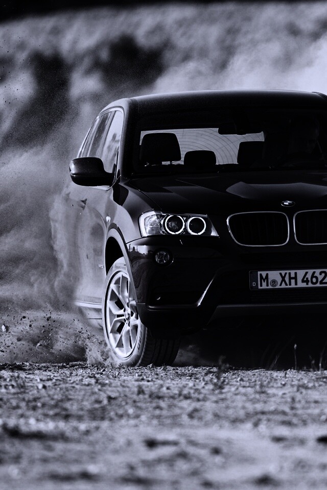 Кроссовер BMW в заносе обои