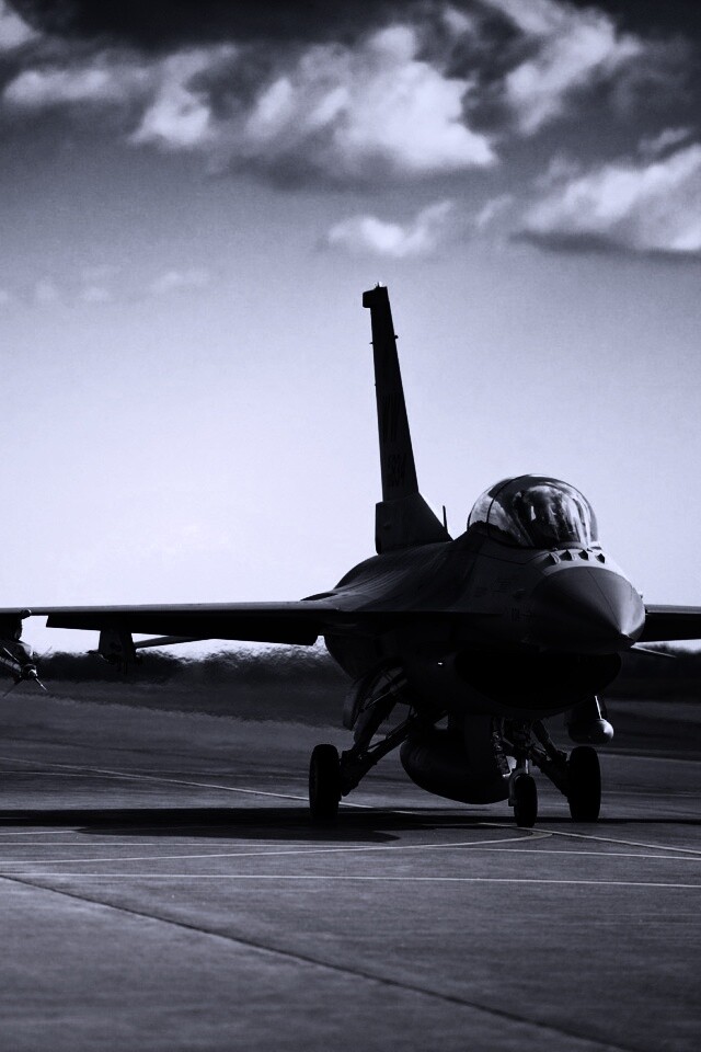Истребители f16 Falcon на взлетной полосе обои