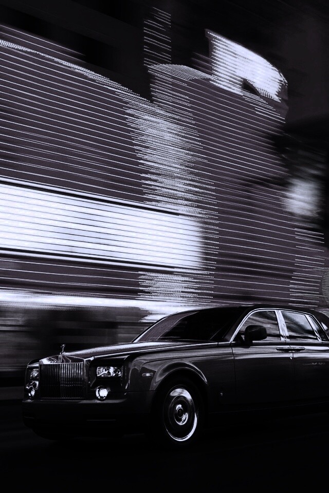 Rolls-Royce Phantom едет через город обои