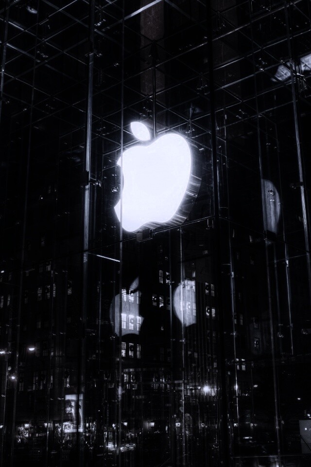 Отражение логотипа Apple в стеклянном здании обои