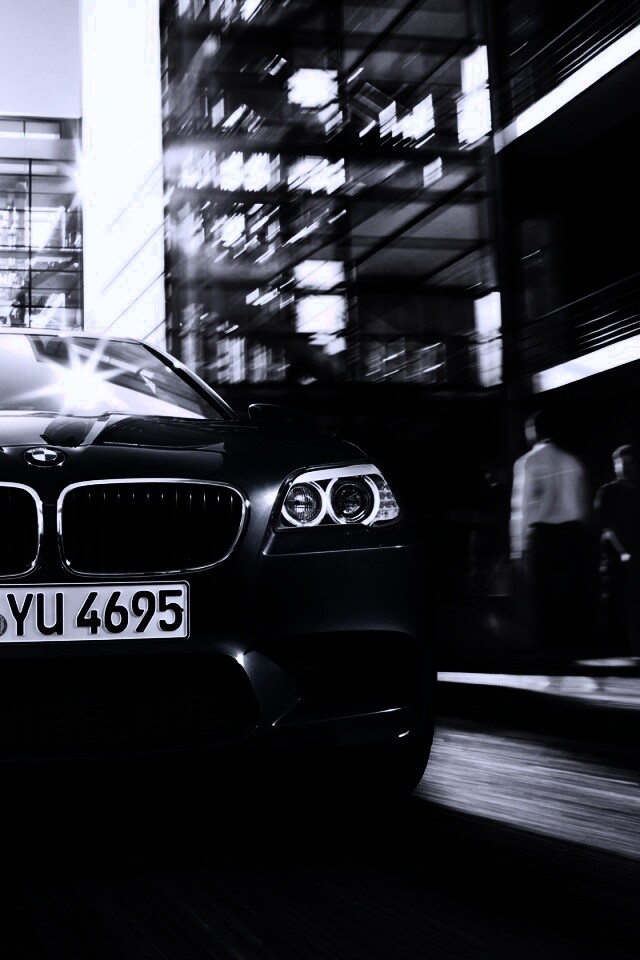 BMW покоряет городскую улицу обои