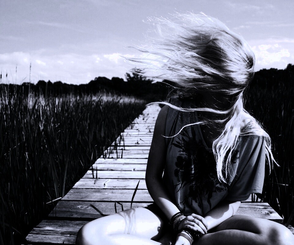 Девушка и ветер обои