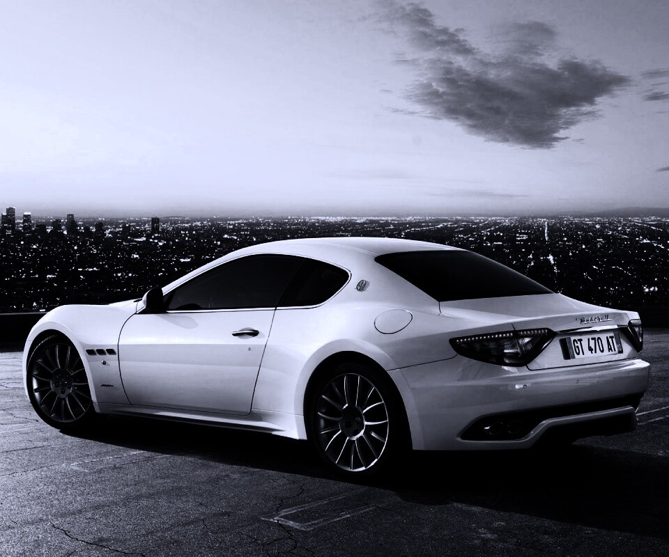 Maserati Granturismo на фоне города обои