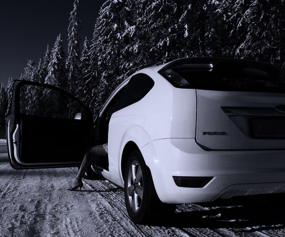 Девушка выходит из Ford Focus обои