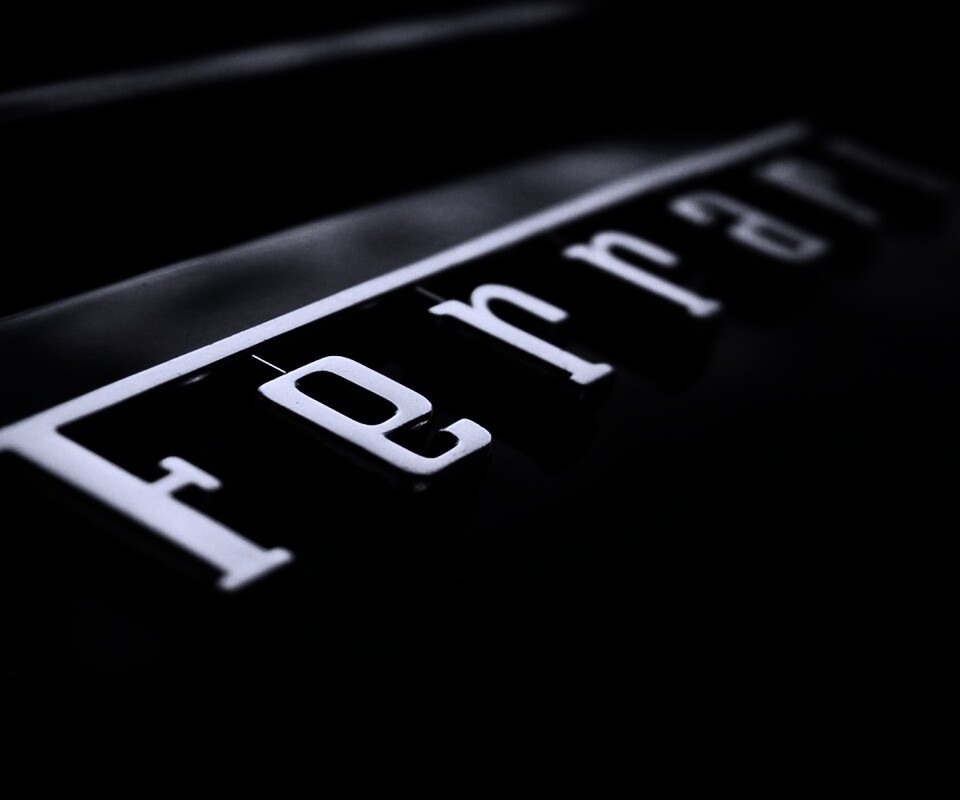 Хромированный логотип Ferrari обои