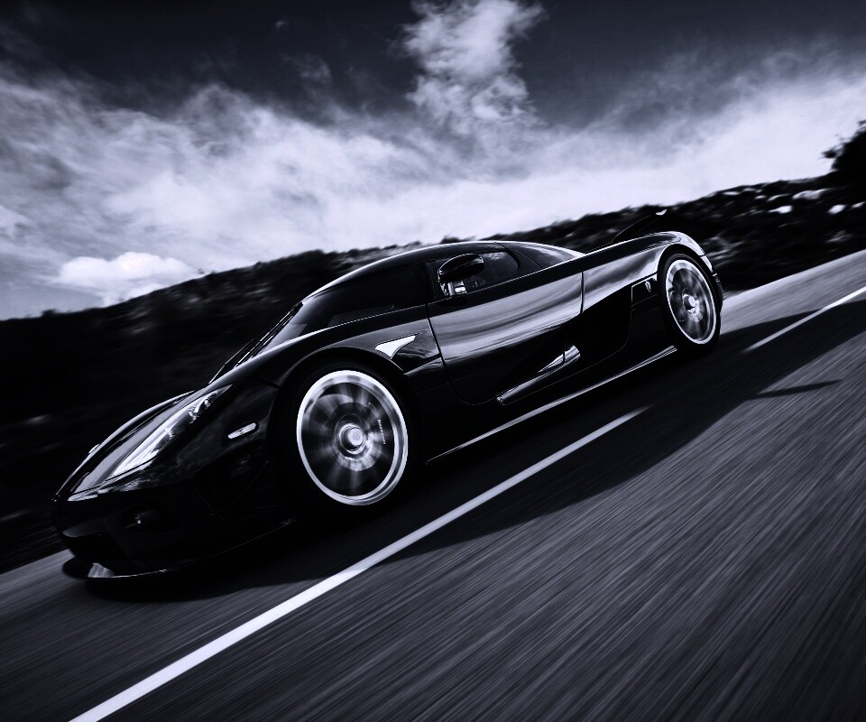 Автомобиль Koenigsegg мчится по трассе обои