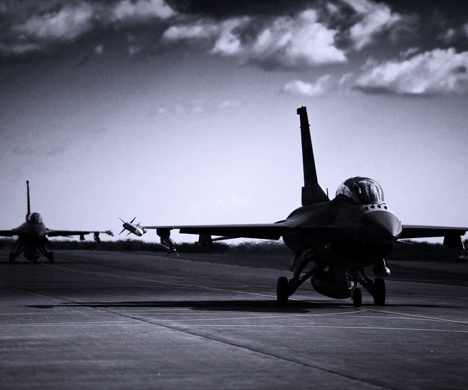 Истребители f16 Falcon на взлетной полосе обои