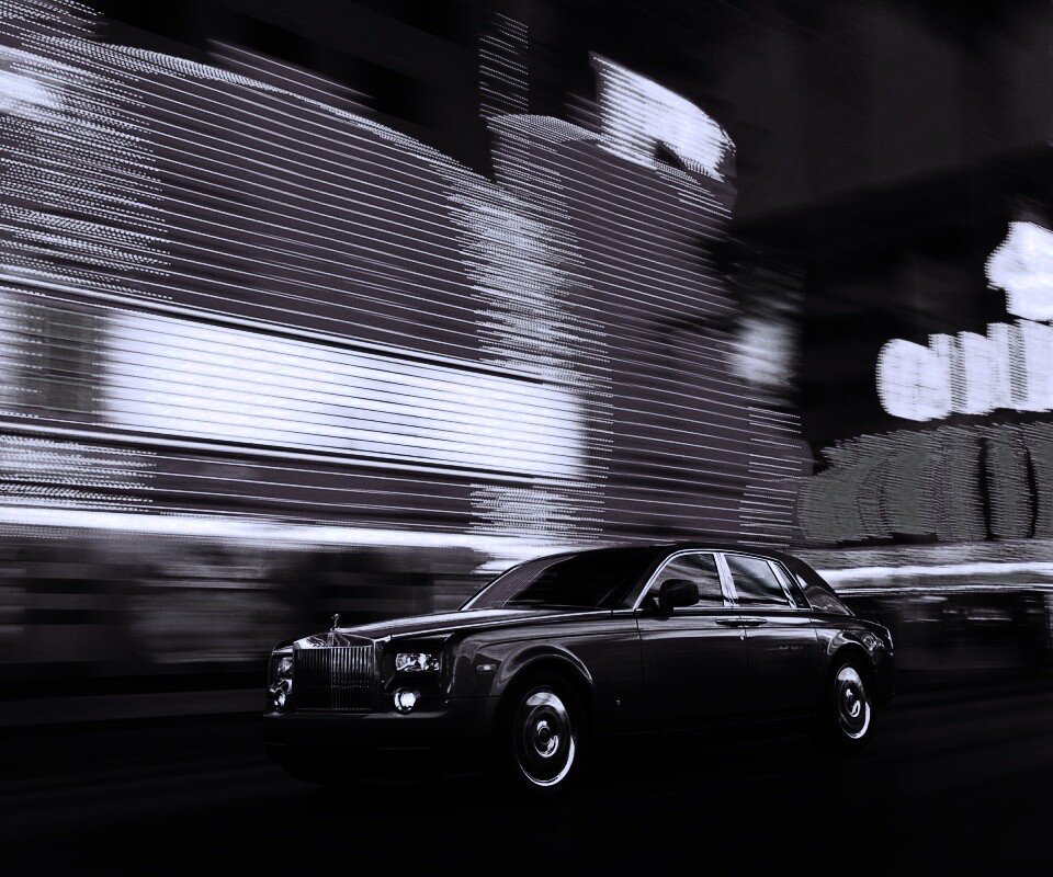 Rolls-Royce Phantom едет через город обои