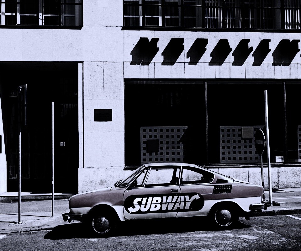 Реклама Subway на машине в Праге обои