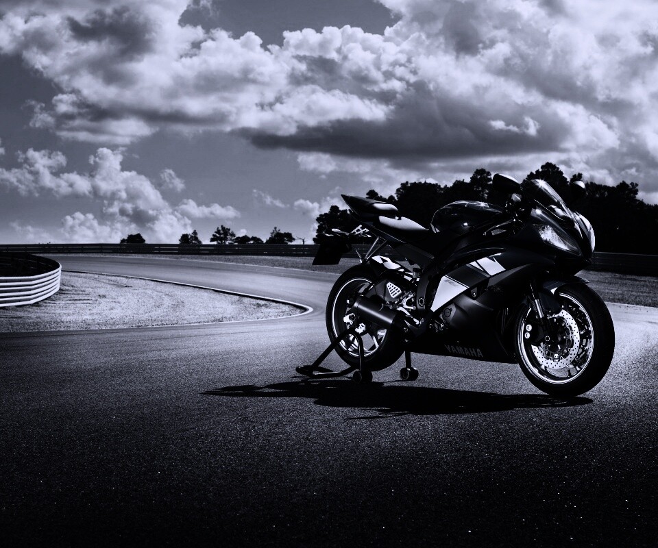 Yamaha R6 на трассе обои