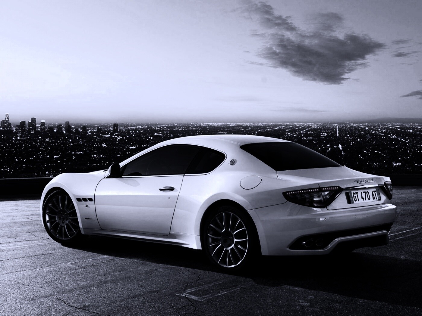 Maserati Granturismo на фоне города обои