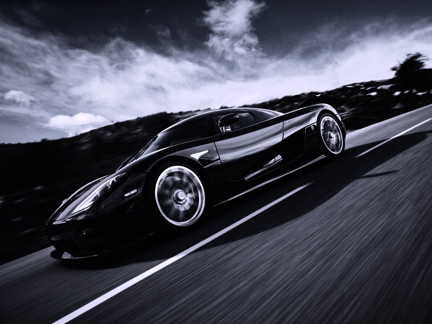 Автомобиль Koenigsegg мчится по трассе обои