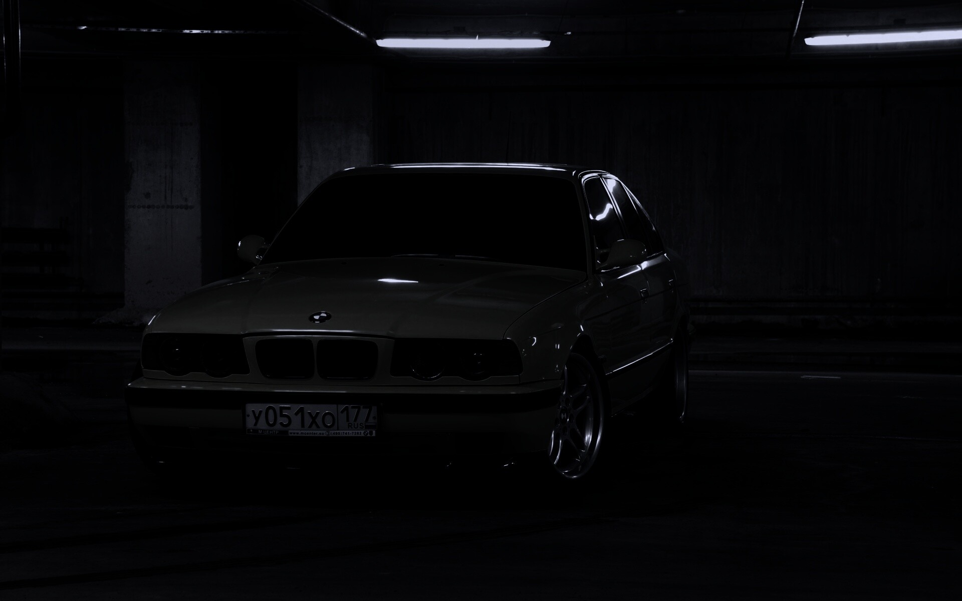 BMW M5 на стоянке обои