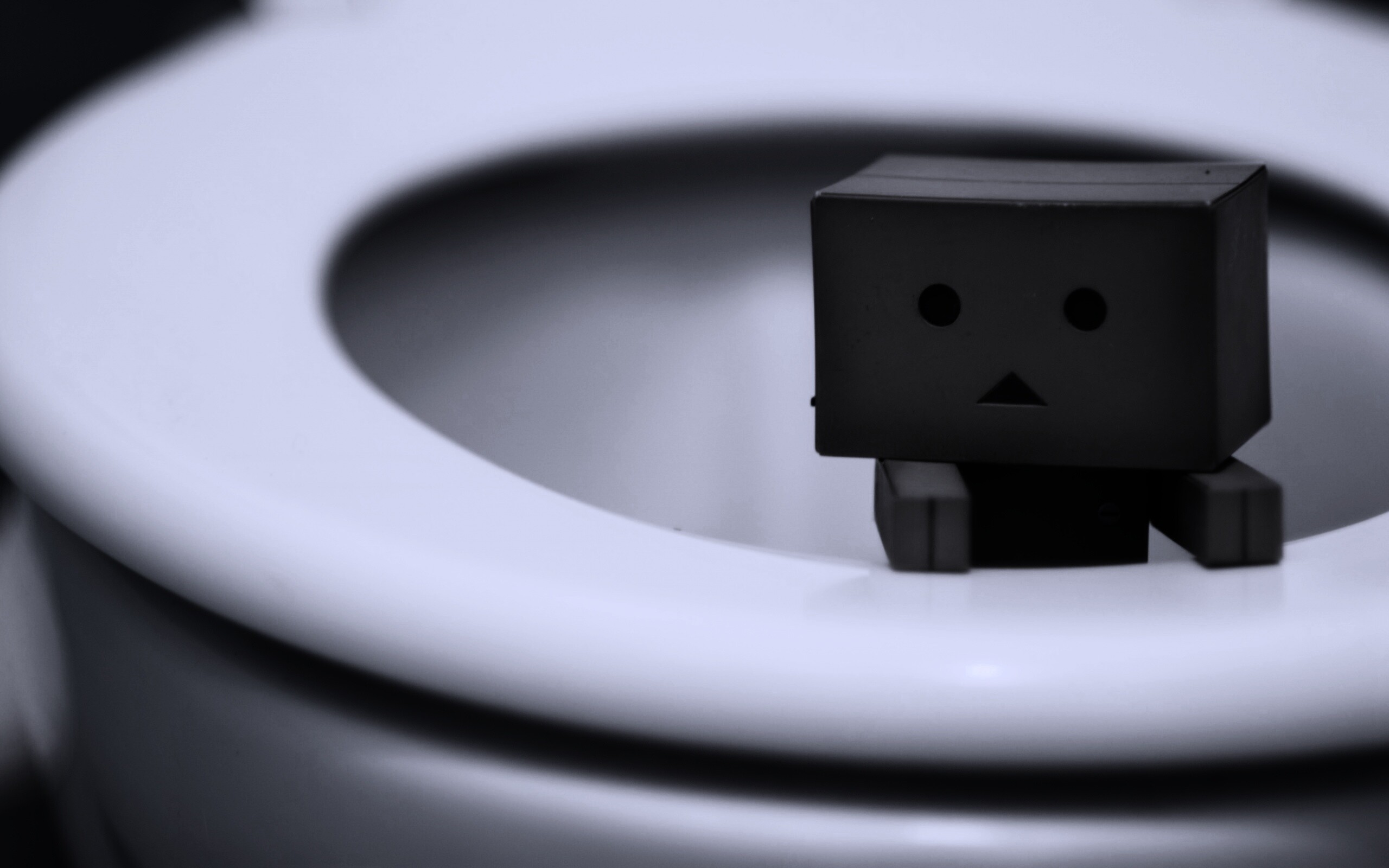 Danbo в унитазе обои