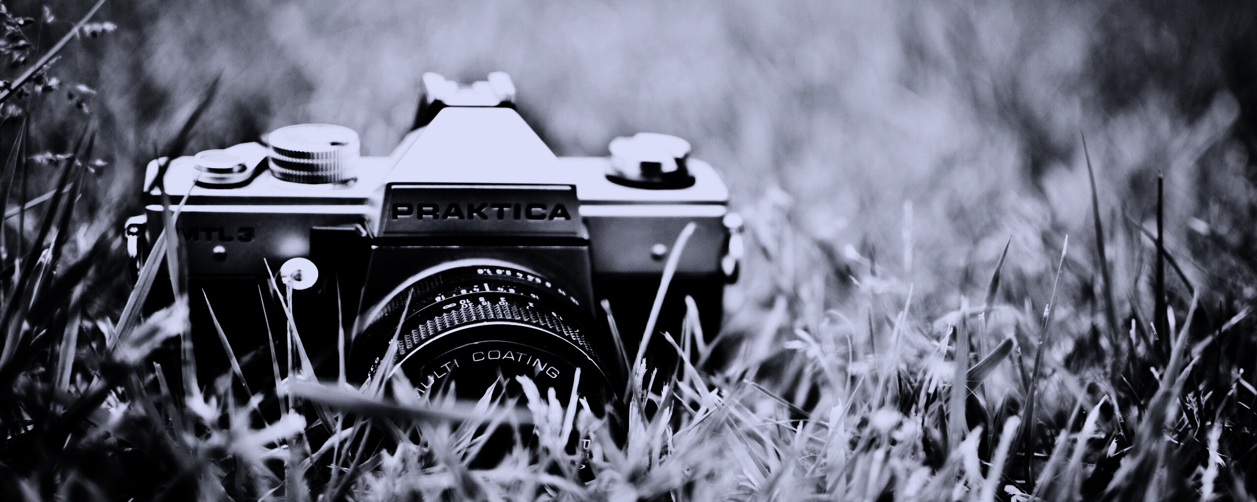 Фотоаппарат Praktica в траве обои