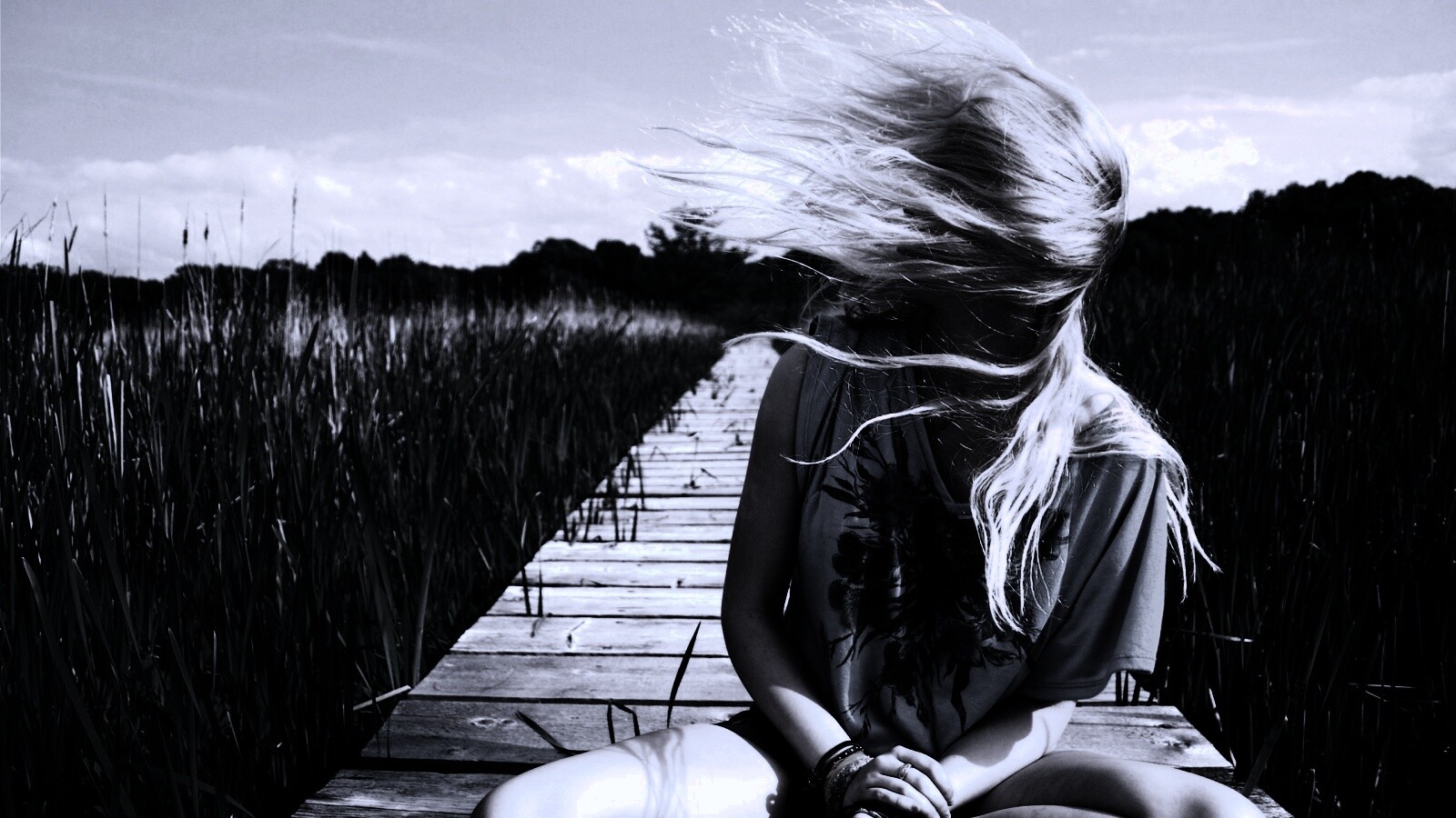 Девушка и ветер обои