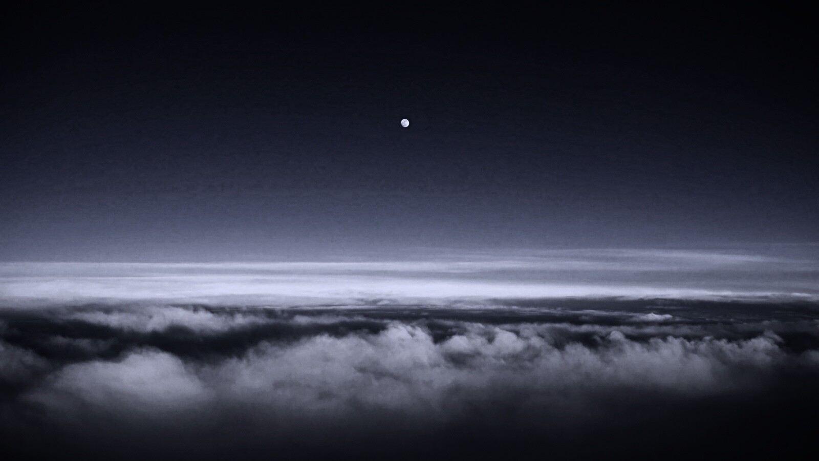 Одинокая луна над облаками обои