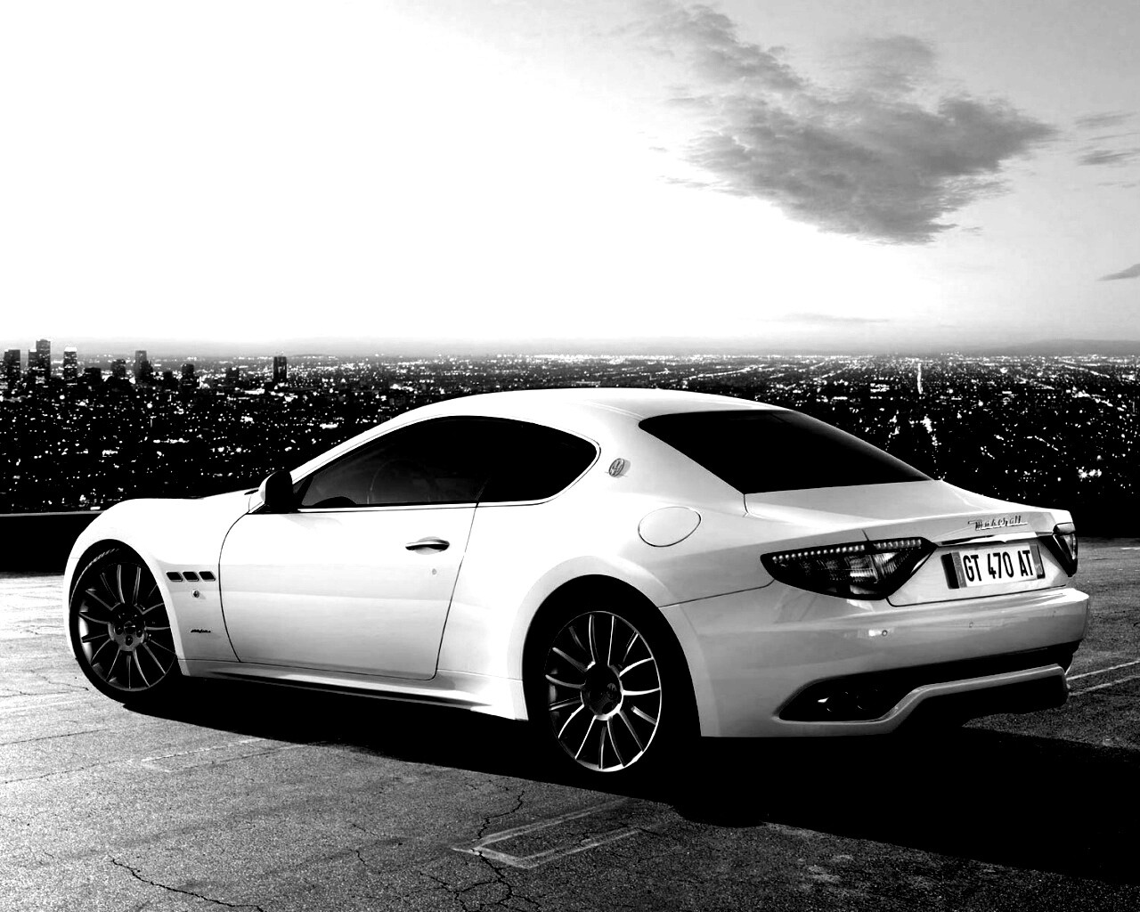 Maserati Granturismo на фоне города обои