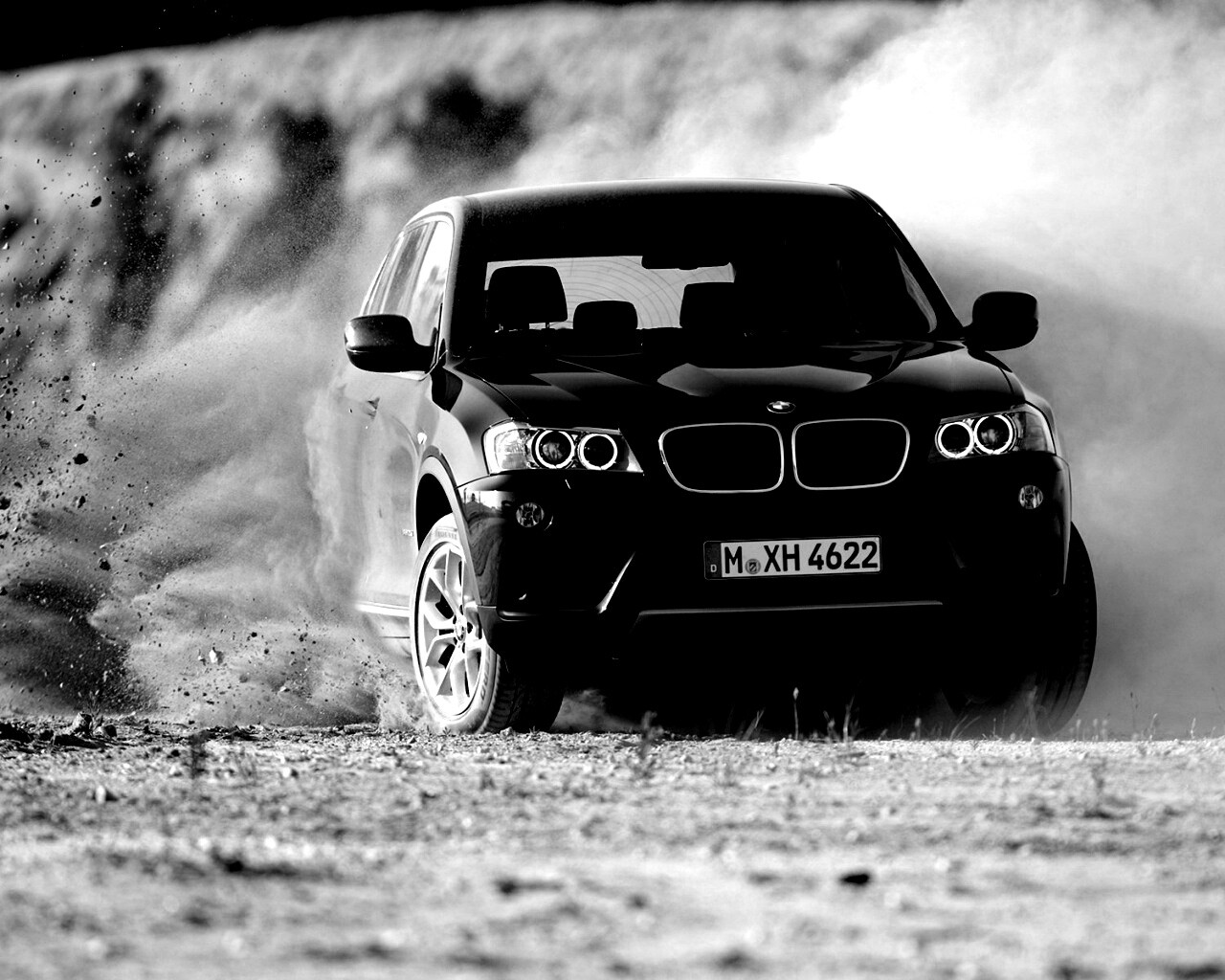 Кроссовер BMW в заносе обои