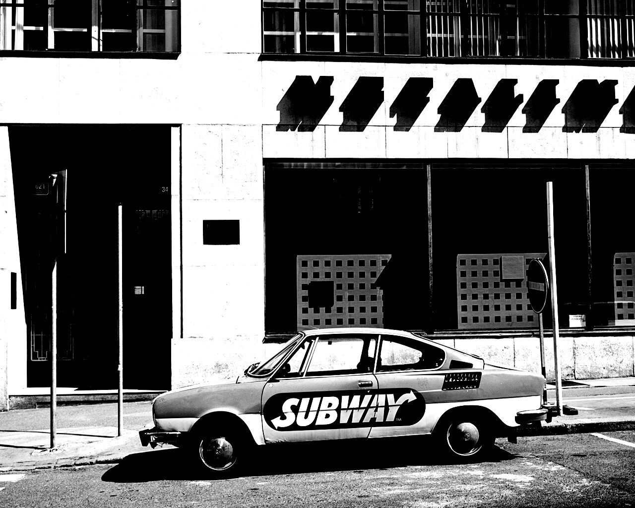 Реклама Subway на машине в Праге обои