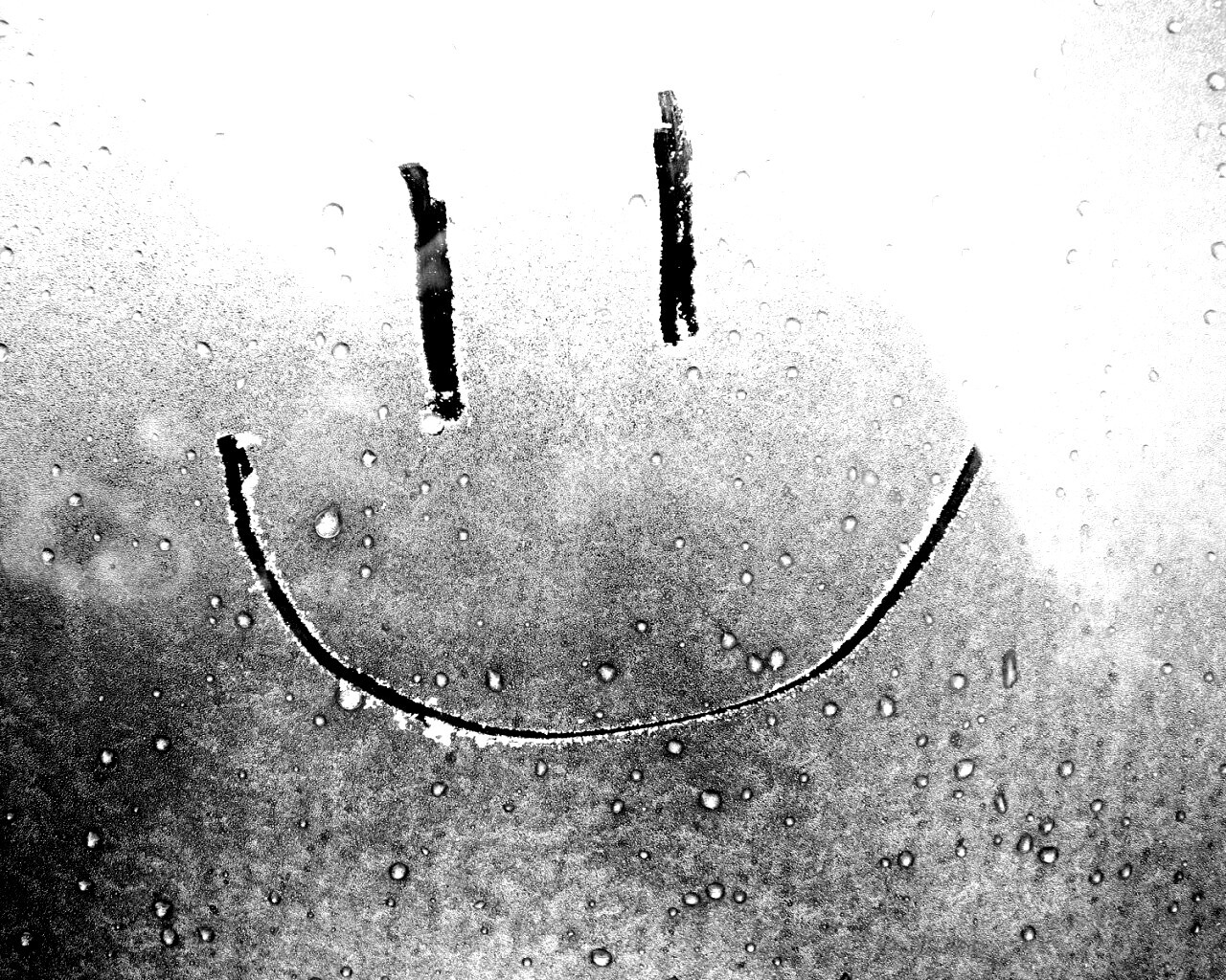 Улыбка на стекле обои