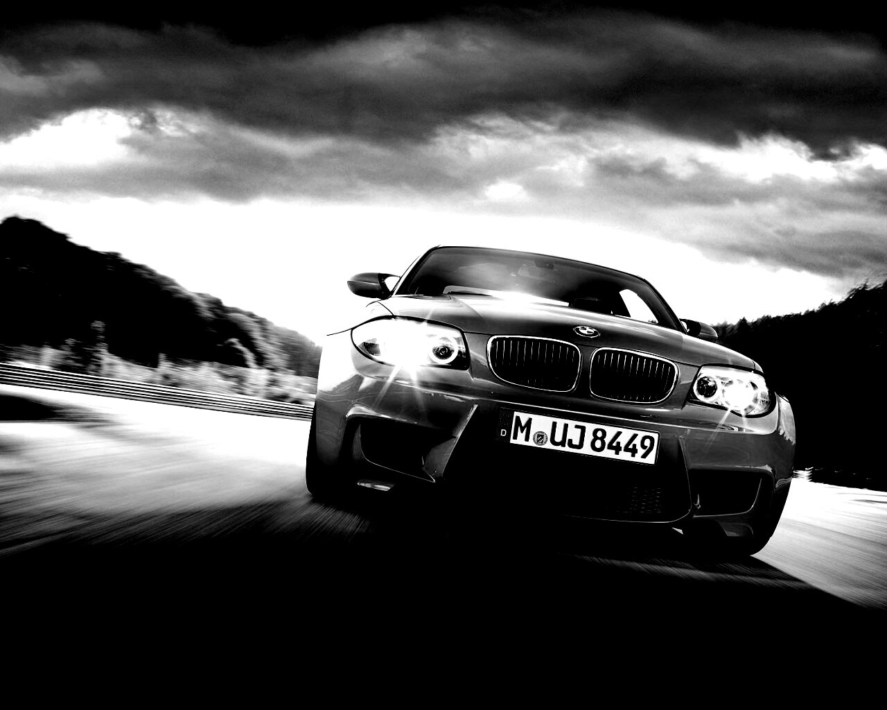 Оранжевый BMW M1 Coupe на треке обои