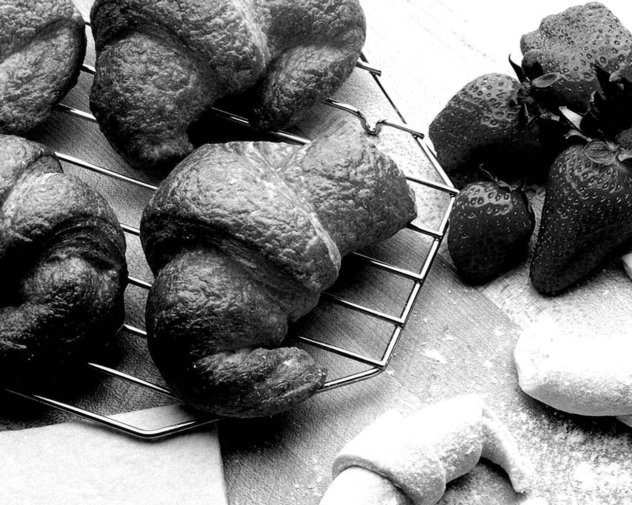 Круассаны с клубникой обои