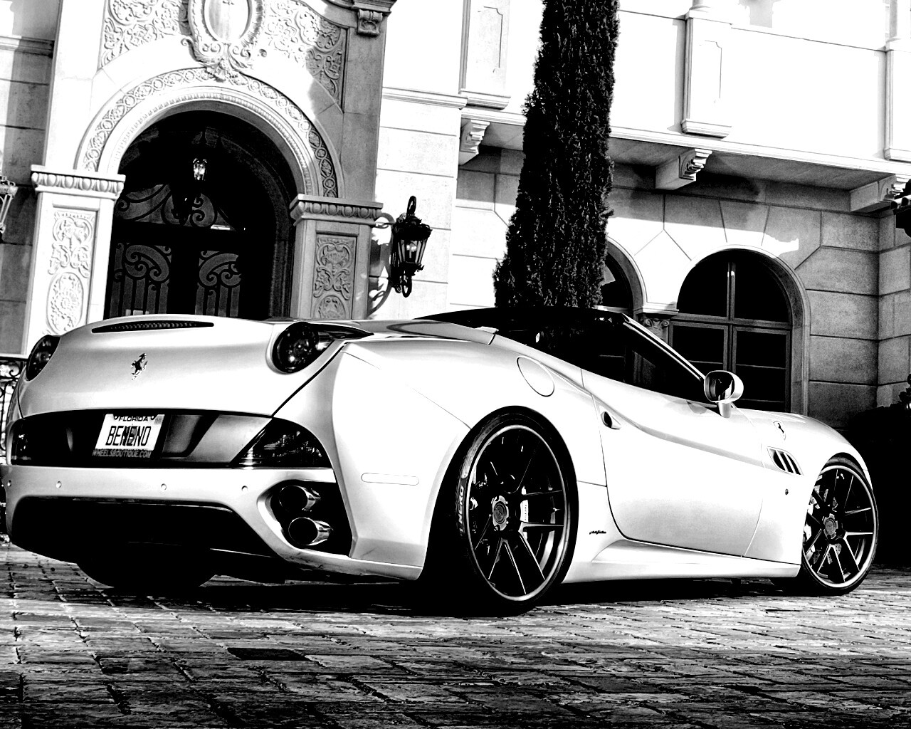 Ferarri у особняка обои