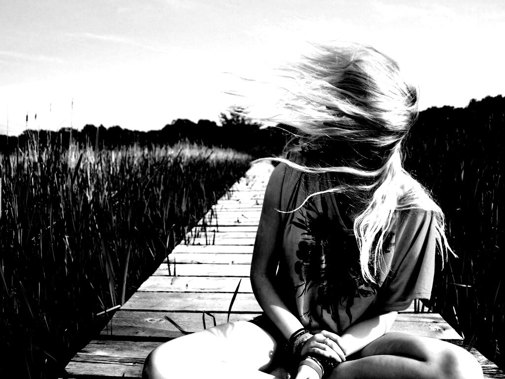 Девушка и ветер обои