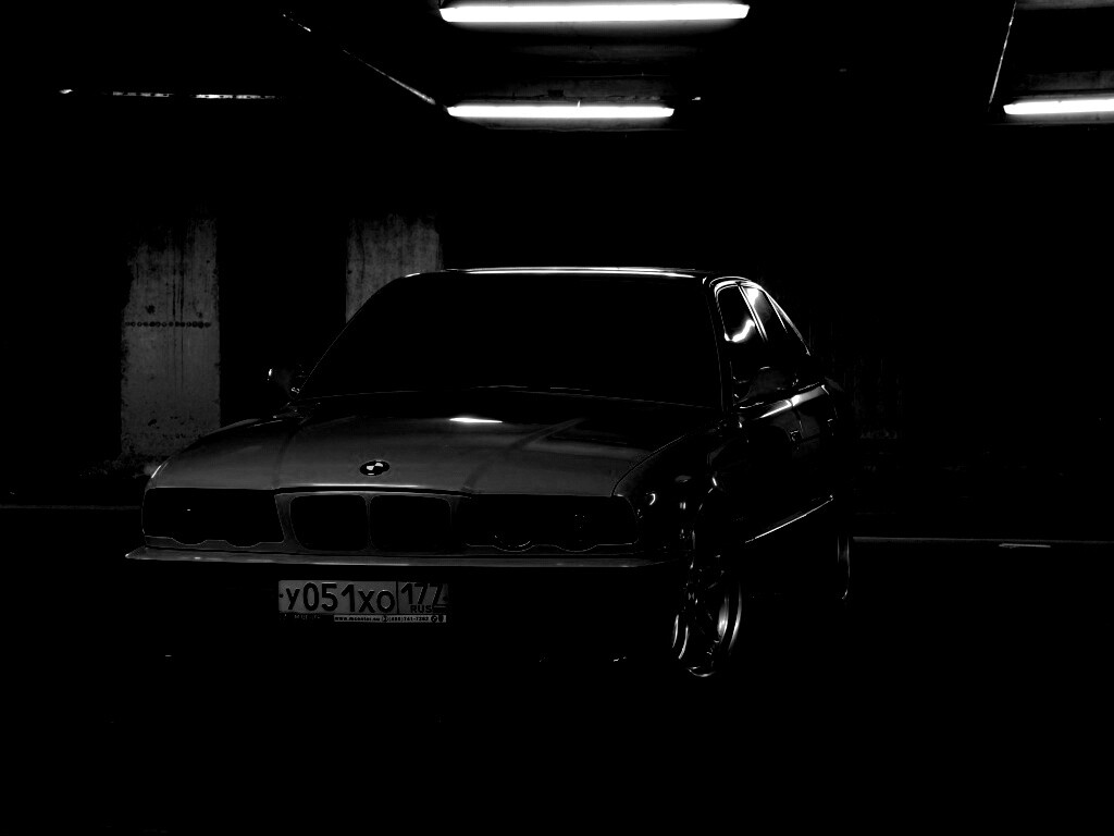 BMW M5 на стоянке обои