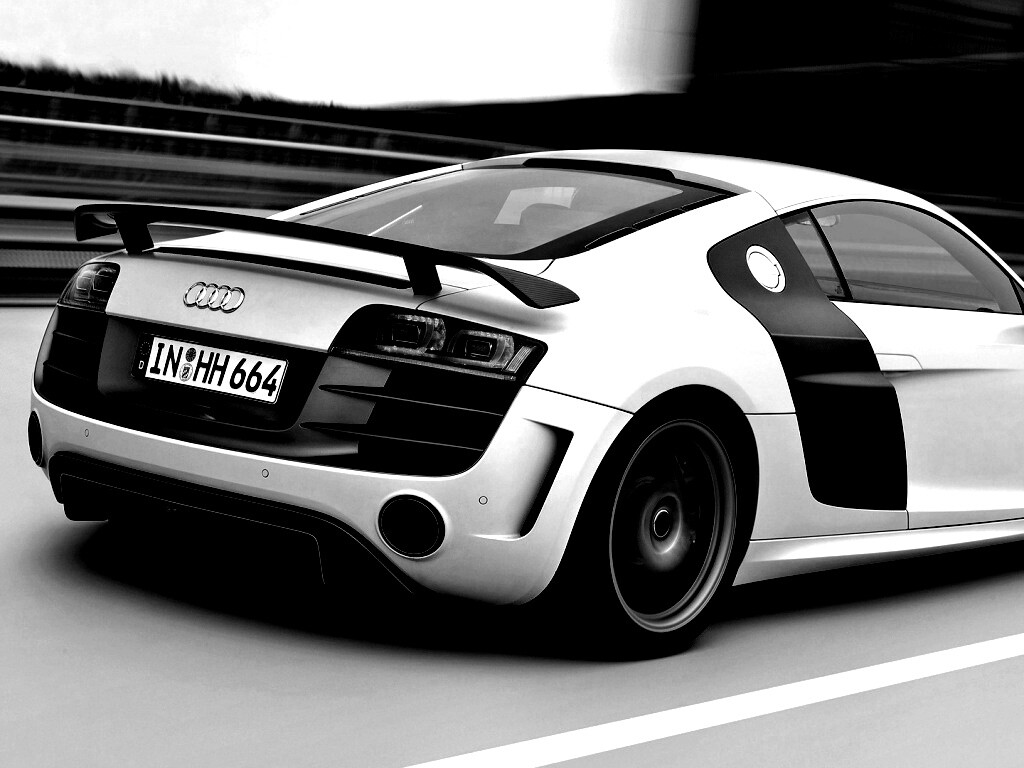 Audi R8 на скоростной трассе обои