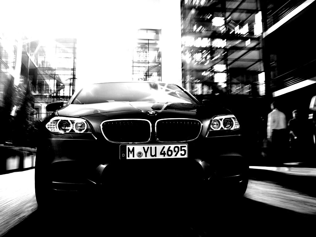 BMW покоряет городскую улицу обои
