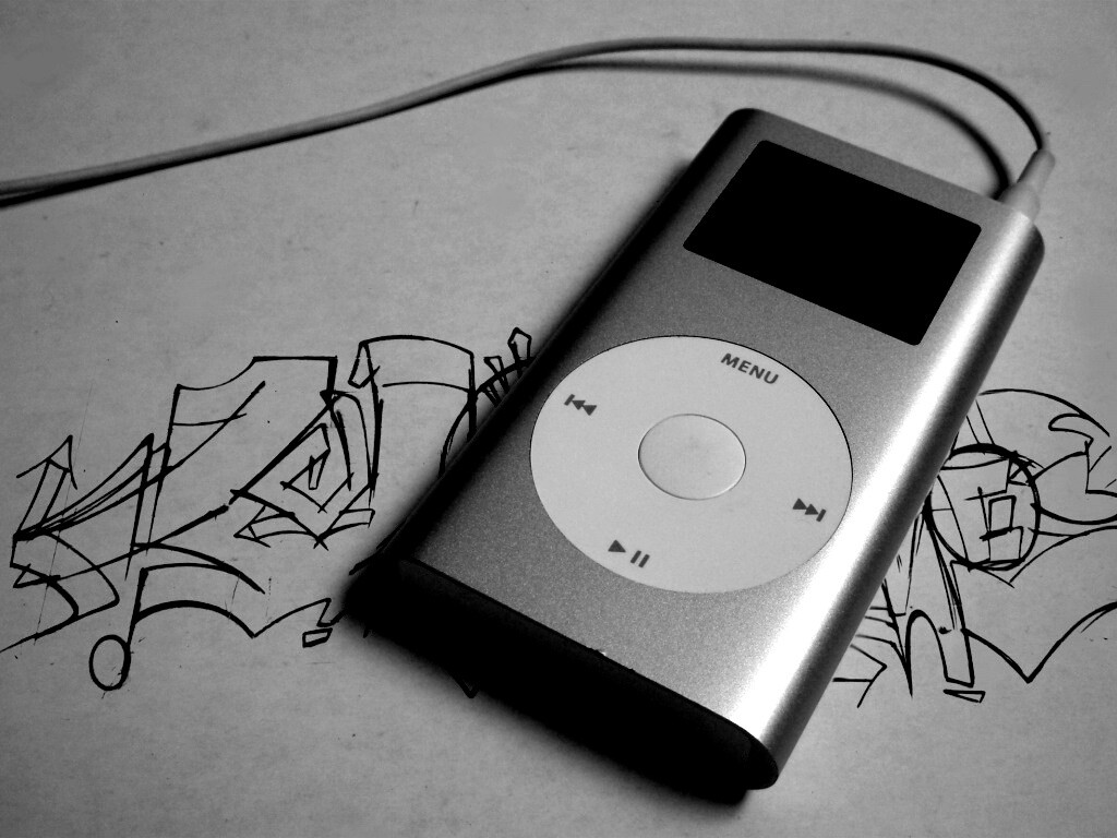iPod на лиске с граффити обои
