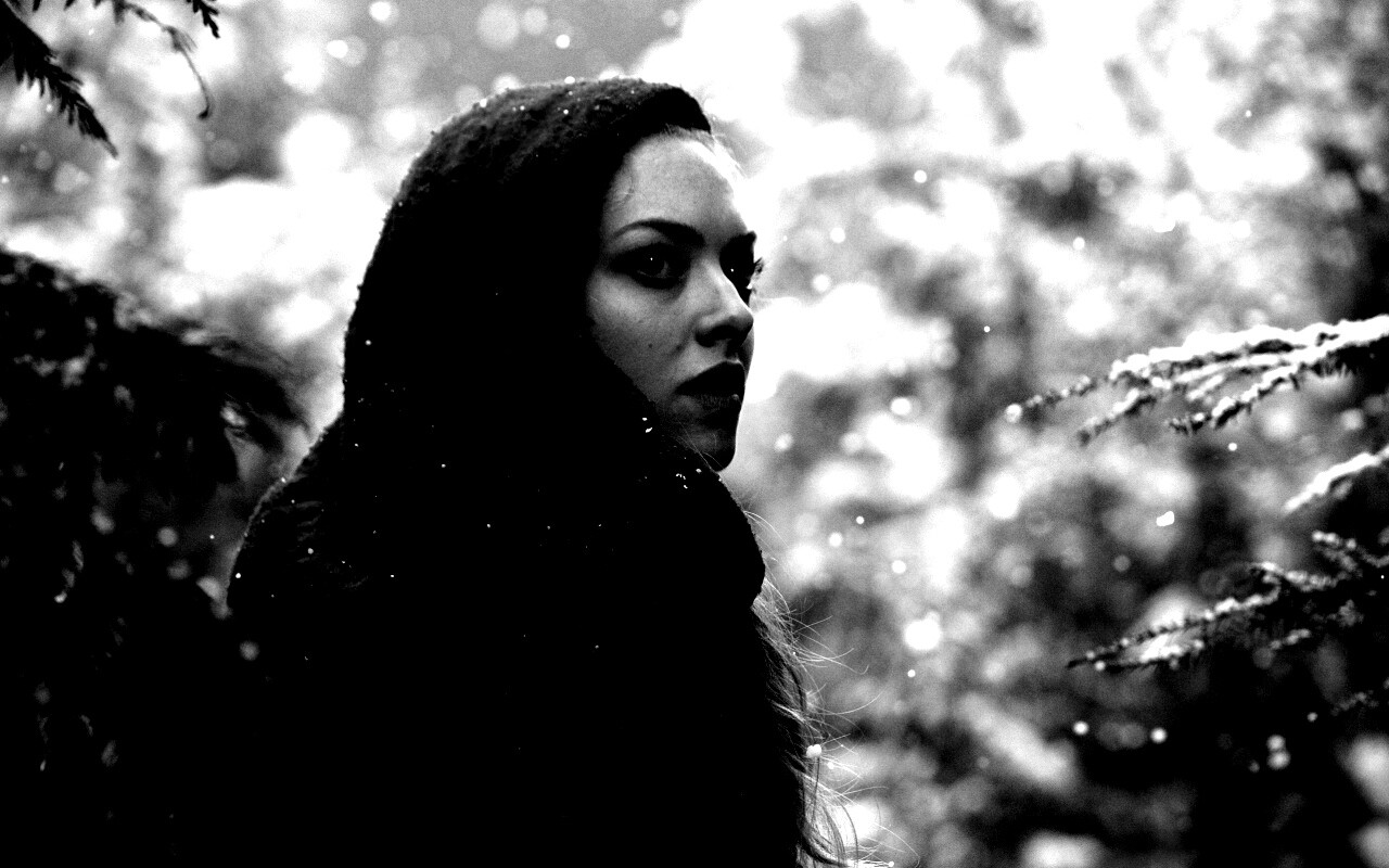 Amanda Seyfried in Red Riding Hood обои