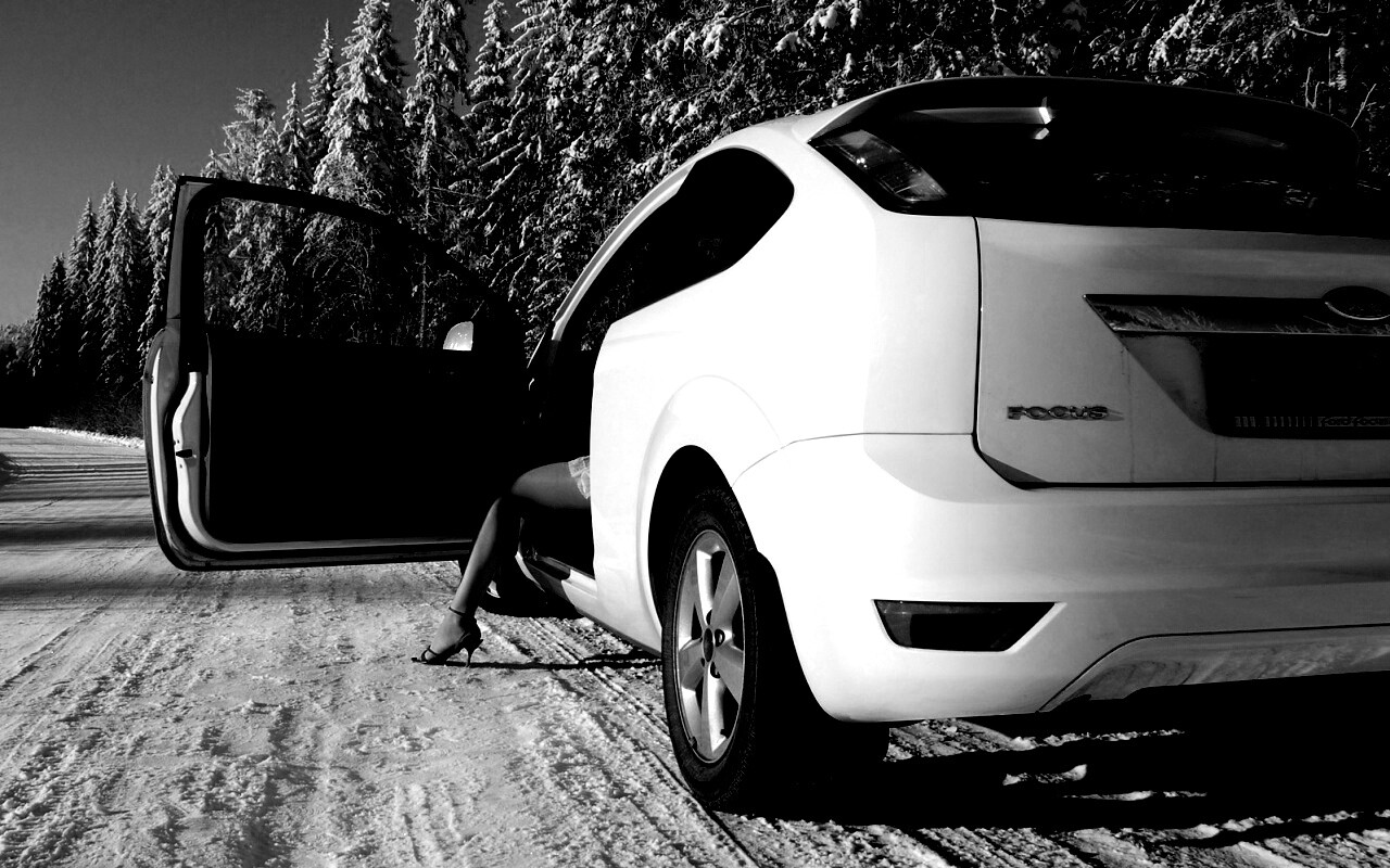Девушка выходит из Ford Focus обои