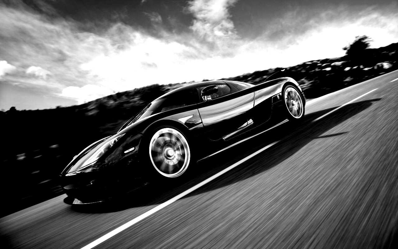 Автомобиль Koenigsegg мчится по трассе обои