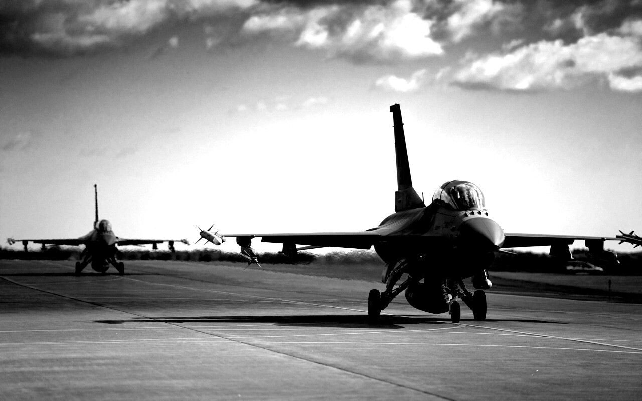 Истребители f16 Falcon на взлетной полосе обои