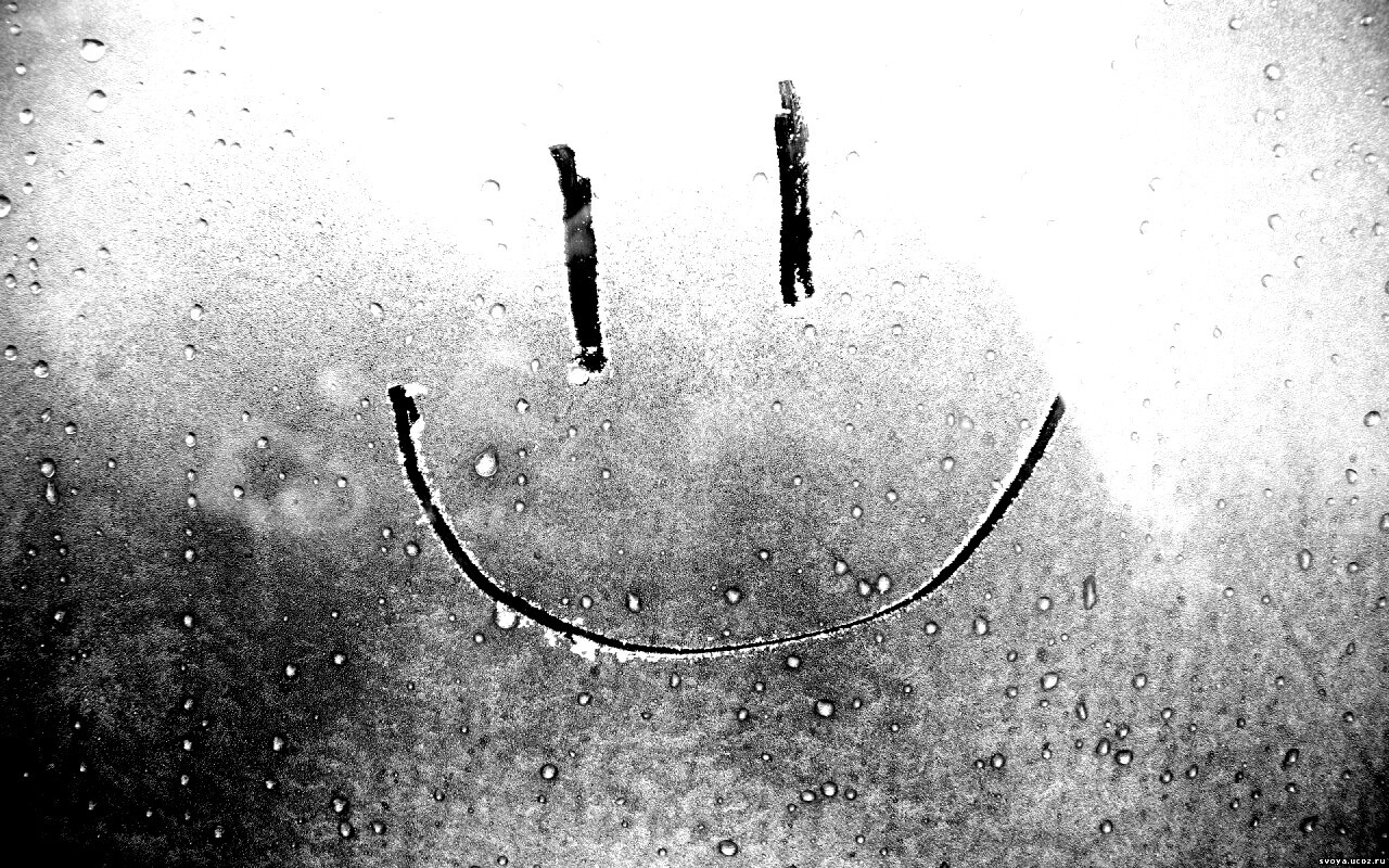 Улыбка на стекле обои