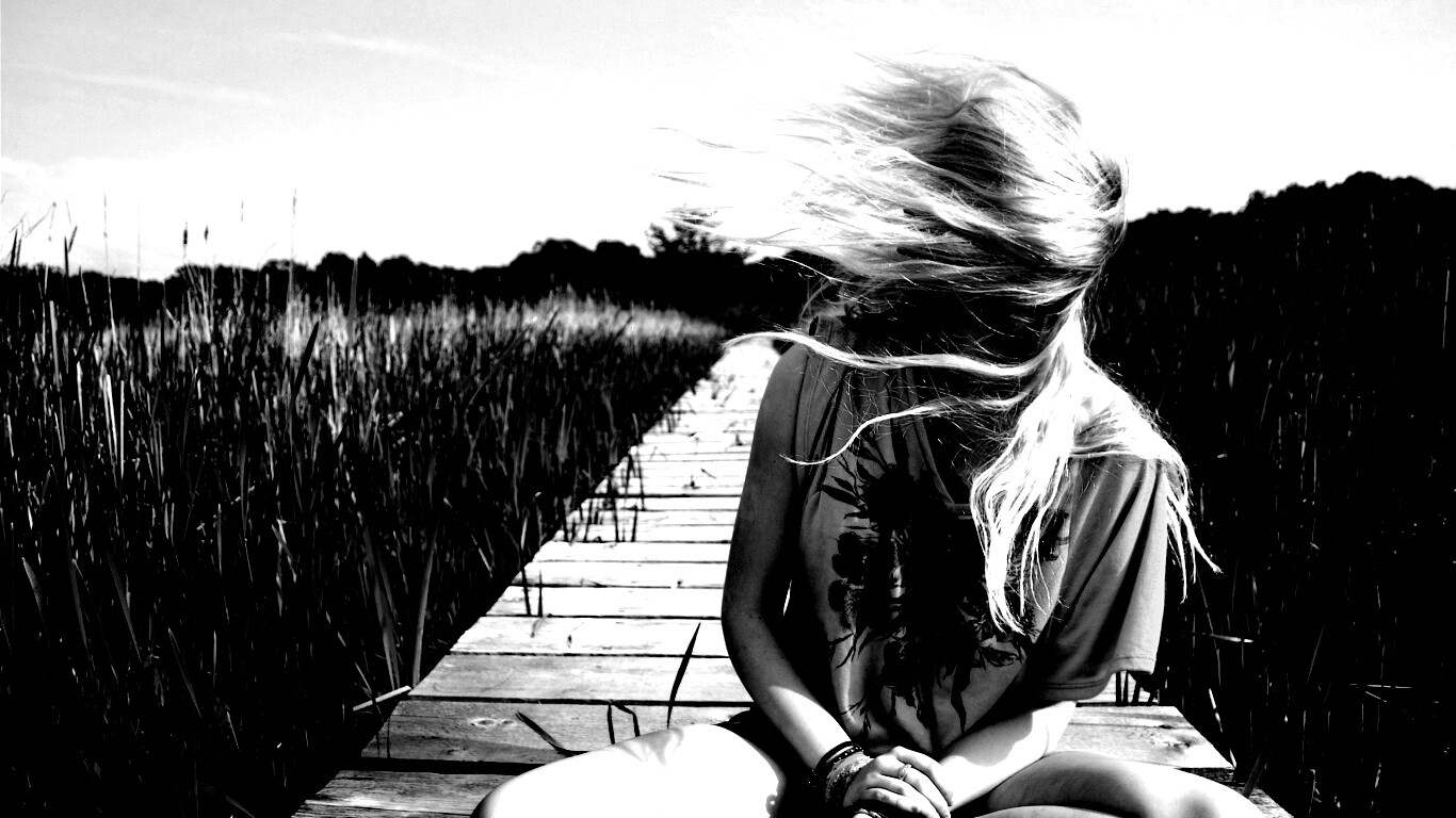 Девушка и ветер обои