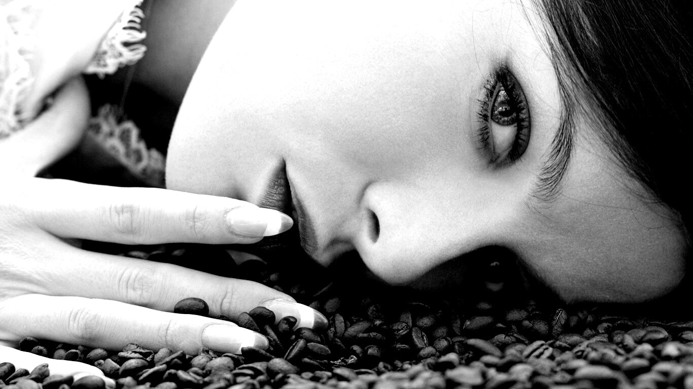 Соблазнительная девушка с кофейными зернами обои